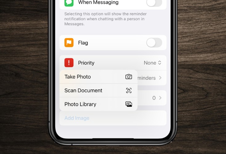 Attaching pictures to reminders on iPhone